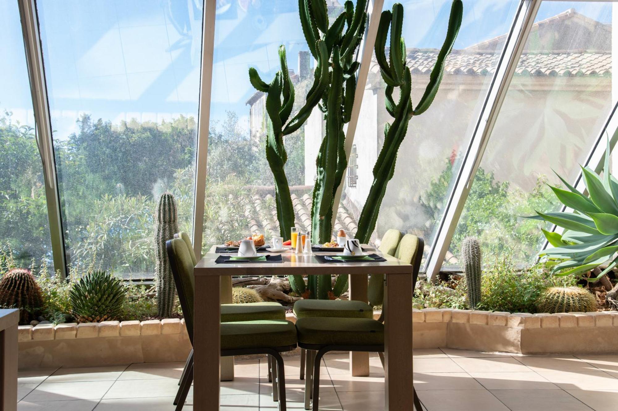 Atrium Centre Hotel 3*